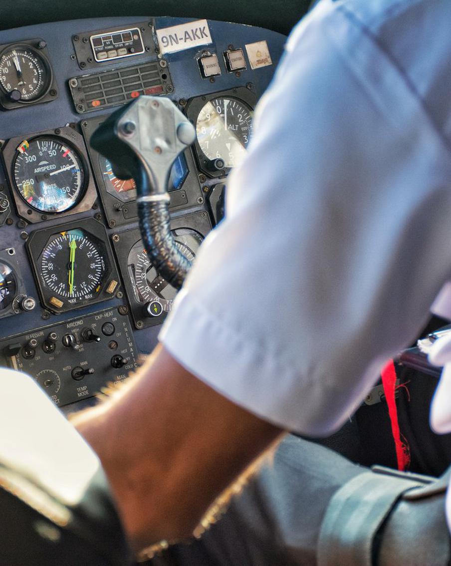Раскрыта личность напавшего на командира самолета Flydubai. Второй пилот печально известного рейса направил самолёт, следовавший из ОАЭ в Израиль, в крутое пике. К счастью, трагедии удалось избежать, в том числе благодаря участию пассажиров. Однако, сообщают СМИ, инцидент можно было предотвратить, ведь напавший на пилота уже попадал в поле зрения специальных служб