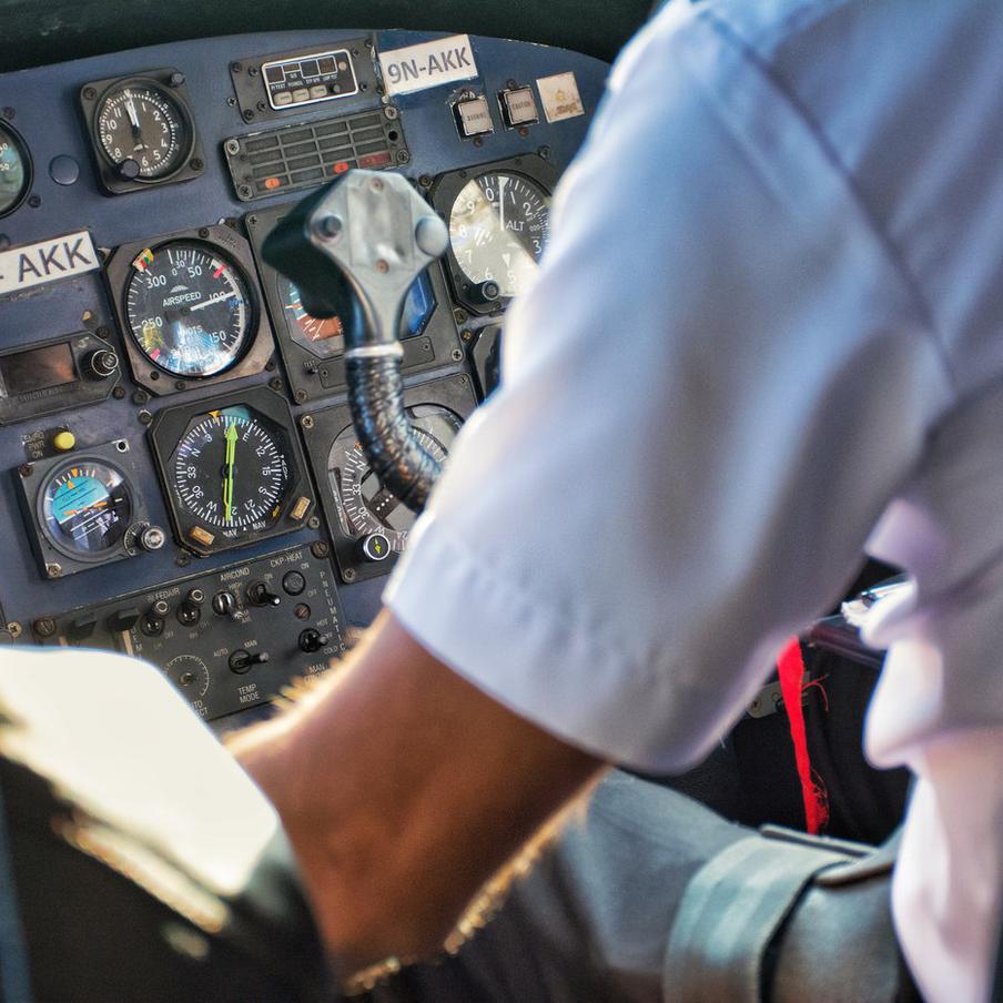 Раскрыта личность напавшего на командира самолета Flydubai. Второй пилот печально известного рейса направил самолёт, следовавший из ОАЭ в Израиль, в крутое пике. К счастью, трагедии удалось избежать, в том числе благодаря участию пассажиров. Однако, сообщают СМИ, инцидент можно было предотвратить, ведь напавший на пилота уже попадал в поле зрения специальных служб