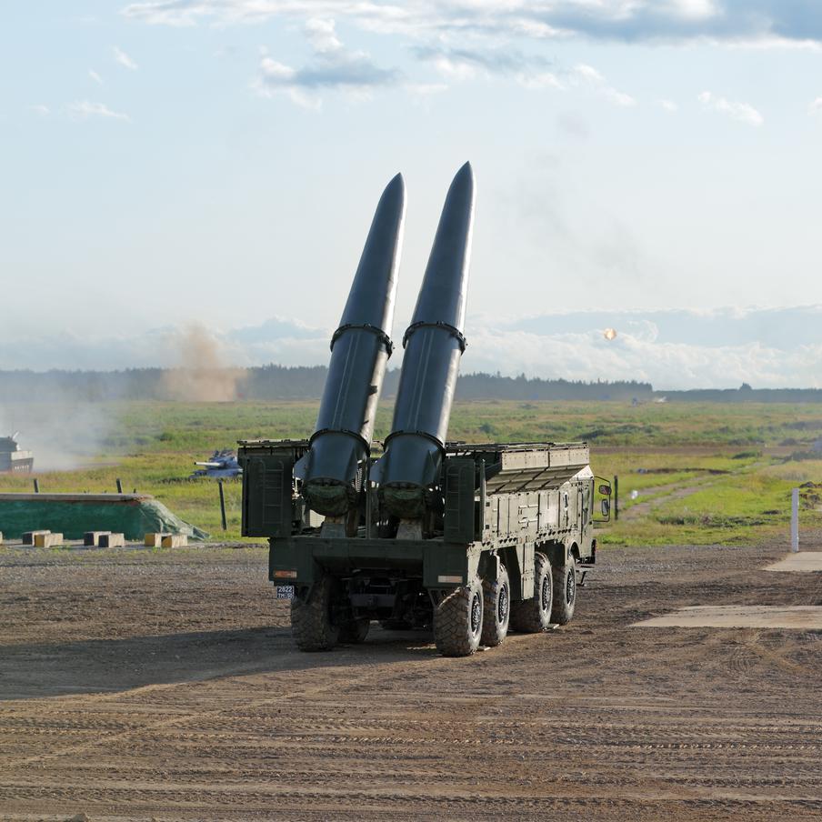 Российские военные представили новейший ракетный комплекс на учениях стран ОДКБ. Наземная установка "Изделие 347" с лёгкой многоцелевой управляемой ракетой (ЛМУР) была впервые продемонстрирована на полигоне Чебаркульский в ходе командно-штабных учений "Центр-2026". Она предназначена для поражения целей на расстоянии до 20 километров