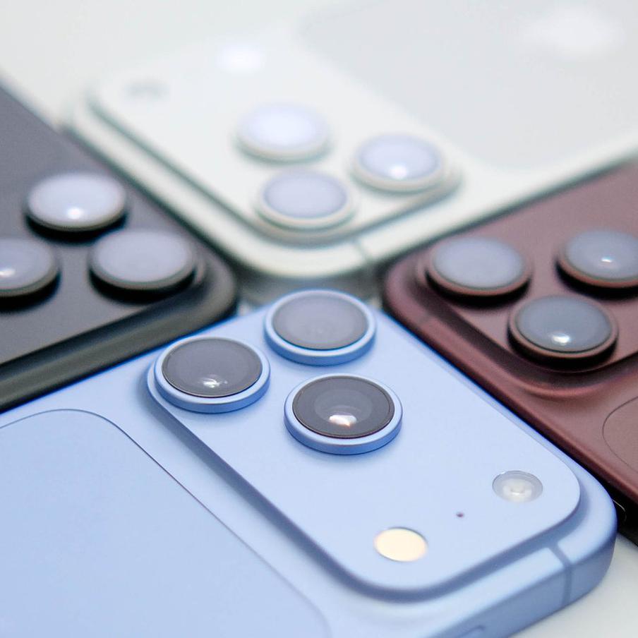 Новые модели iPhone снимают с продажи из-за возможного брака. Причиной изъятия из магазинов смартфонов последней модели стали жалобы части американских пользователей на проблемы с мобильной связью. При этом насколько большой была бракованная партия устройств, на данный момент установить не получилось