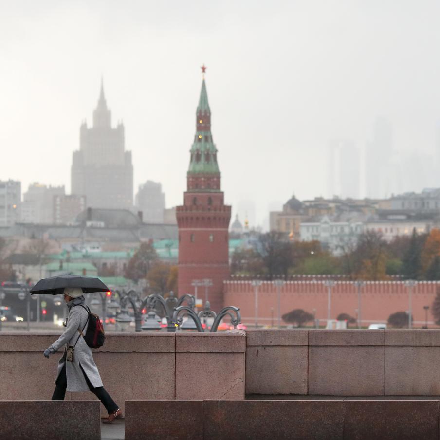Москвичам сообщили о погоде в столице в ближайшую неделю. По прогнозам синоптиков первые дни октября принесут жителям столицы целый ряд сюрпризов. При этом традиционные осадки в этот период будут сочетаться с неожиданными для данного сезона температурами
