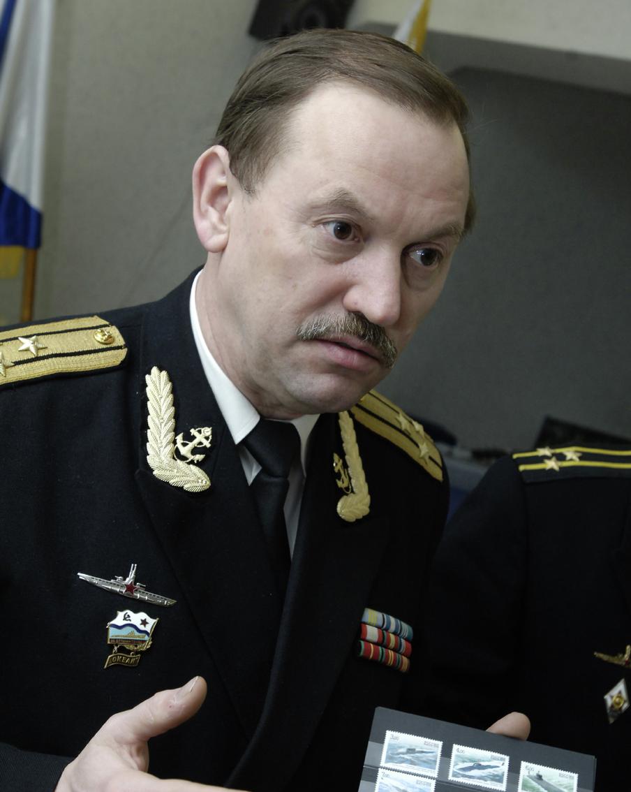 Игорь Курдин. На фото он во время церемонии гашения марок с изображением подводных лодок.
