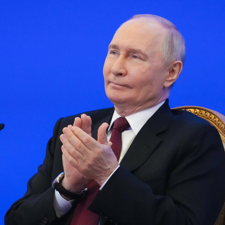 Путин поздравил ветеранов и служащих с Днём космических войск. Праздник отмечается ежегодно в России 4 октября. Он был учреждён указом президента от 31 мая 2006 года. Владимир Путин пожелал всем причастным к космическим войскам успехов и отметил важнейшие задачи, которые они выполняют в данный момент.
