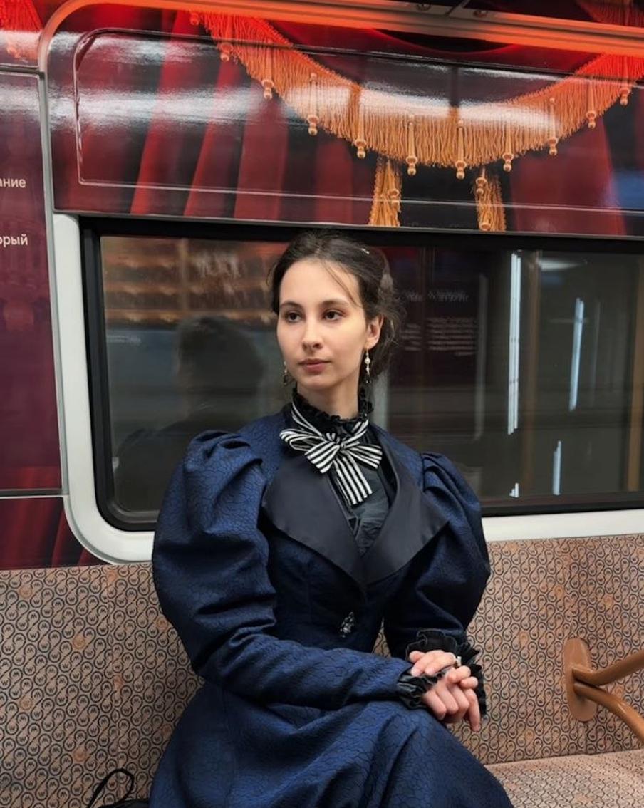 Аристократка из другой эпохи добирается на пары на метро