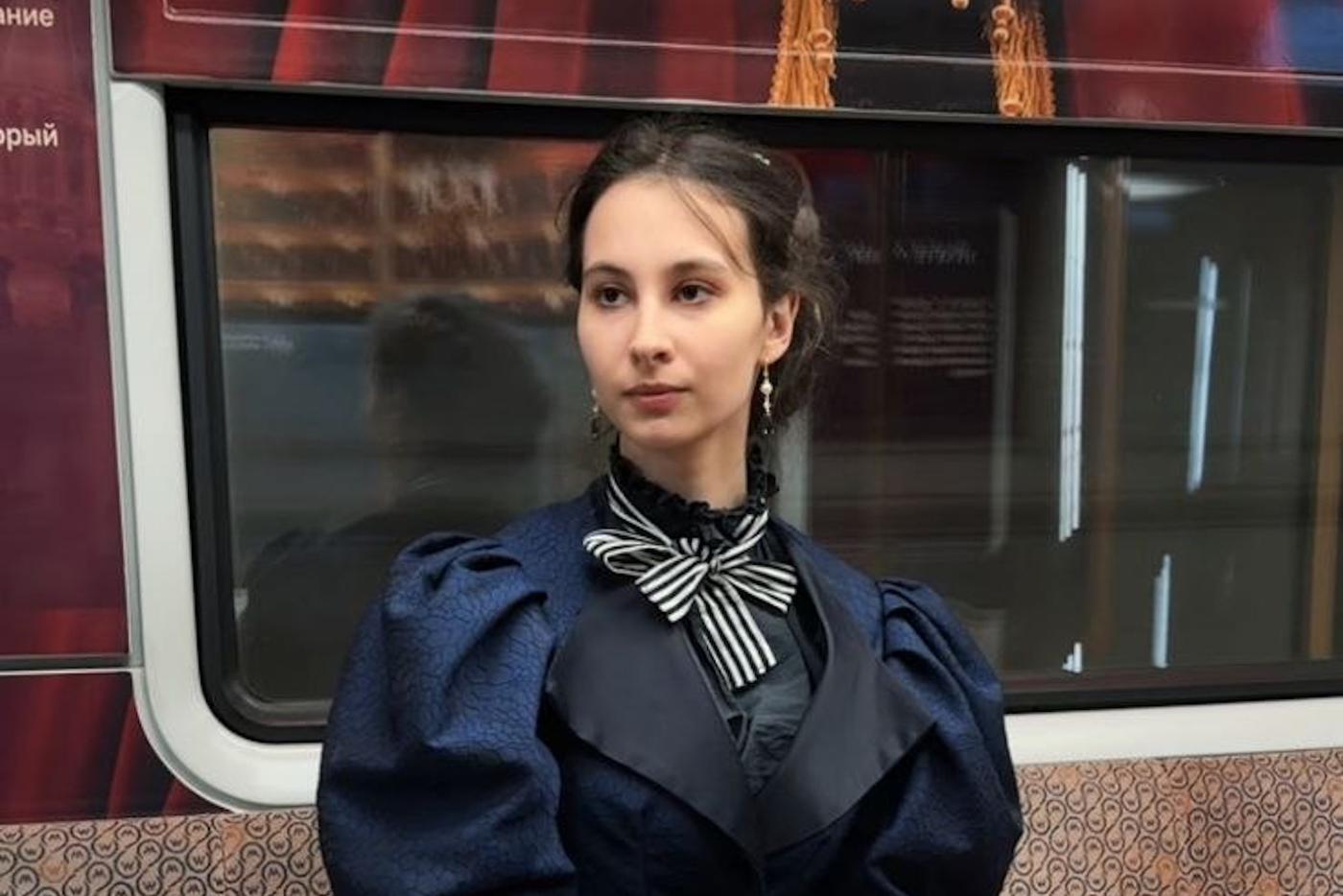 Аристократка из другой эпохи добирается на пары на метро