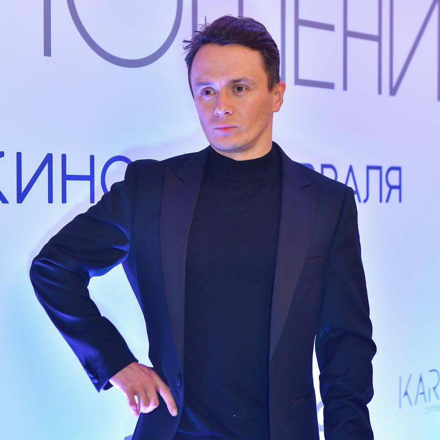 Кашпировского в биографическом фильме может сыграть комик Соболев. Артист отметил, что уже очень давно вынашивает планы картины по мотивам жизни известного российского психотерапевта, которого многие считали экстрасенсом. Два года юморист вместе со своей командой разрабатывают этот проект. Соболев не сказал напрямую, кто сыграет Кашпировского, но намекнул