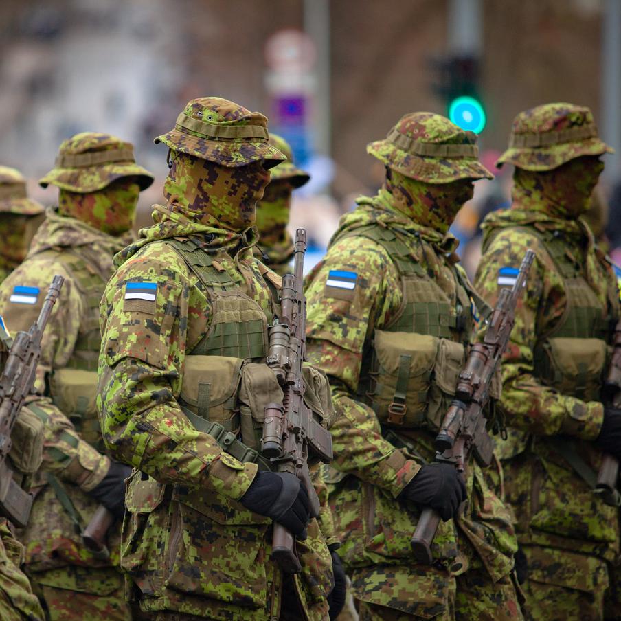 Эстония перебрасывает "элитные войска" к границам России. Страна пересматривает стратегию обороны на восточных рубежах. Ранее допускалась возможность временной потери части территории при гипотетическом наступлении, теперь же ставка делается на немедленную оборону на границе. В этом суть новой концепции "активной обороны", которой руководствуется государство