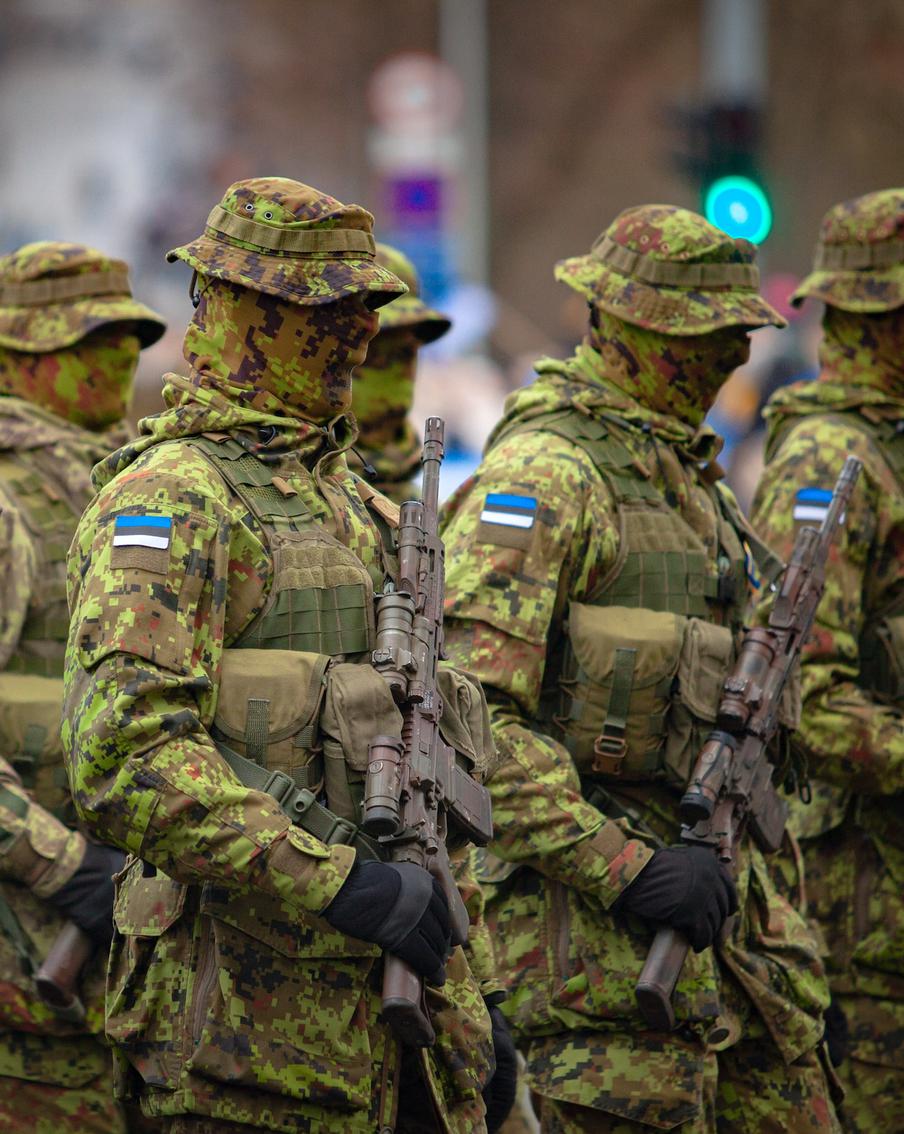Эстония перебрасывает "элитные войска" к границам России. Страна пересматривает стратегию обороны на восточных рубежах. Ранее допускалась возможность временной потери части территории при гипотетическом наступлении, теперь же ставка делается на немедленную оборону на границе. В этом суть новой концепции "активной обороны", которой руководствуется государство