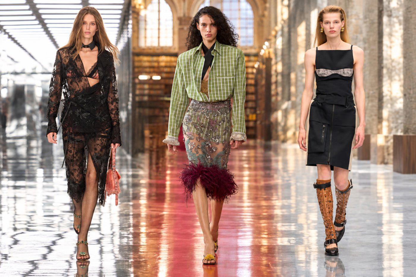 Модели на показах Fendi, Valentino, Marni.