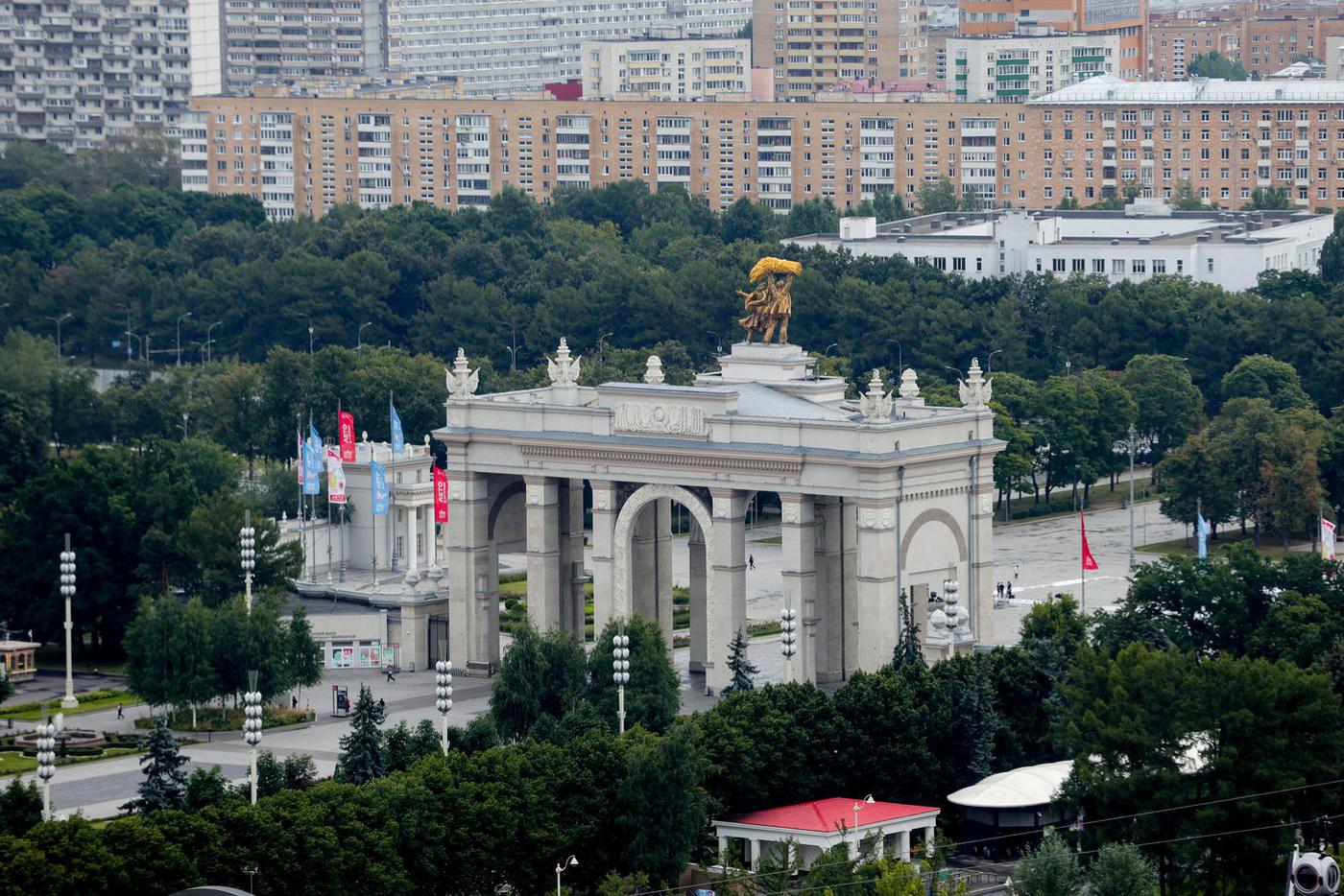 Виды на ВДНХ с колеса обозрения "Солнце Москвы".