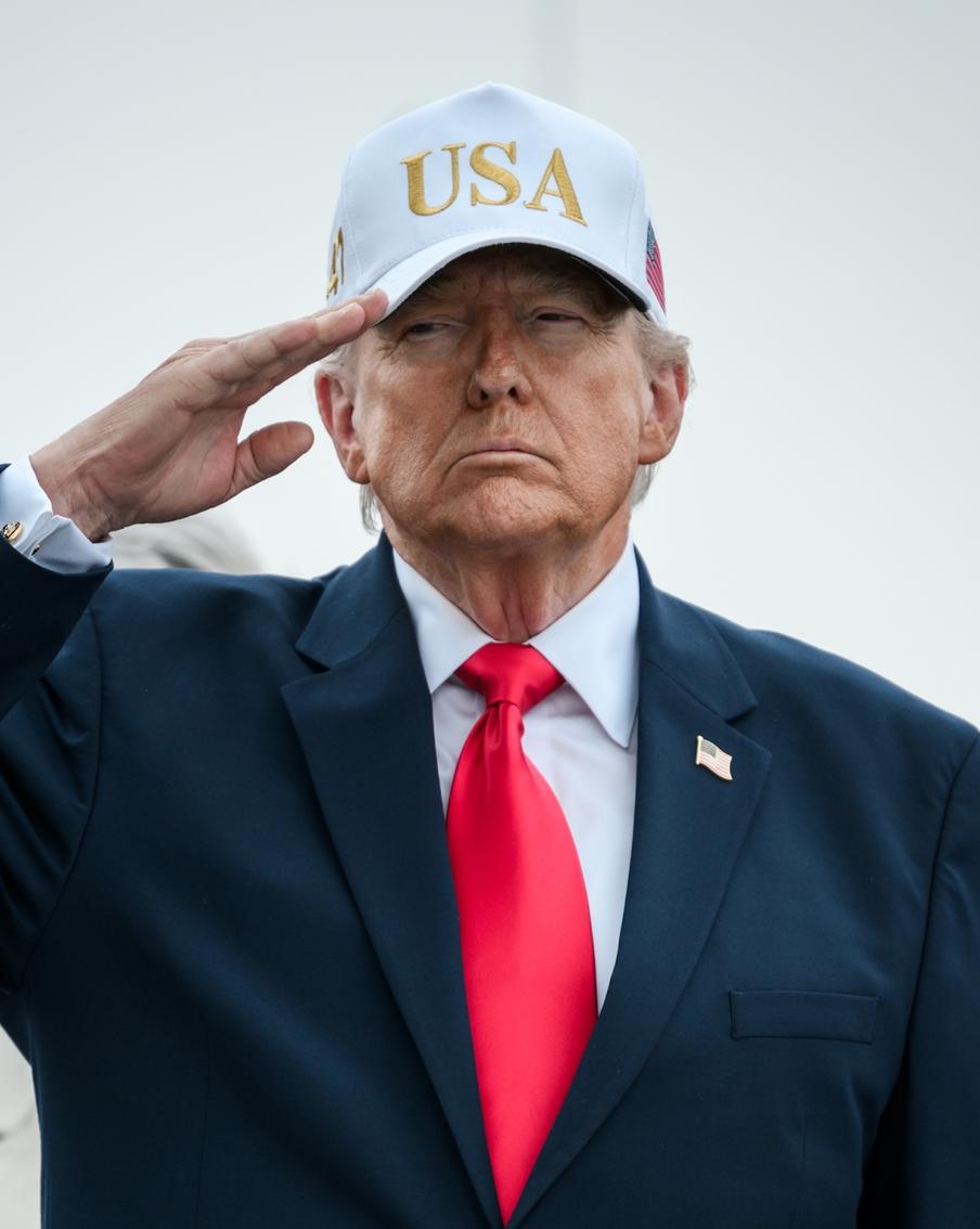 Трамп назвал "небольшой ценой" уничтожение Лос-Анджелеса в ходе войны с Ираном. Выступая перед сторонниками в штате Небраска, американский президент подчеркнул, что ему нужна грандиозная победа в противостоянии с исламской республикой. Для этого, не отрицает глава Белого дома, возможно, придется заплатить свою цену. Небольшую, добавил он
