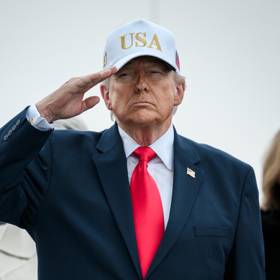 Трамп назвал "небольшой ценой" уничтожение Лос-Анджелеса в ходе войны с Ираном. Выступая перед сторонниками в штате Небраска, американский президент подчеркнул, что ему нужна грандиозная победа в противостоянии с исламской республикой. Для этого, не отрицает глава Белого дома, возможно, придется заплатить свою цену. Небольшую, добавил он
