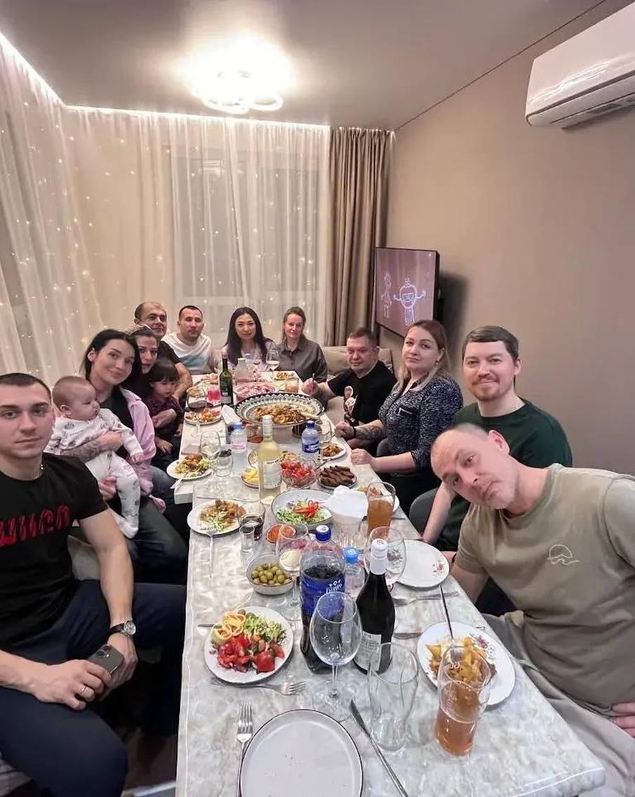 "Мы уже не соседи, мы семья": ролик с посиделками жителей дома в Одинцово набрал 3 млн просмотров