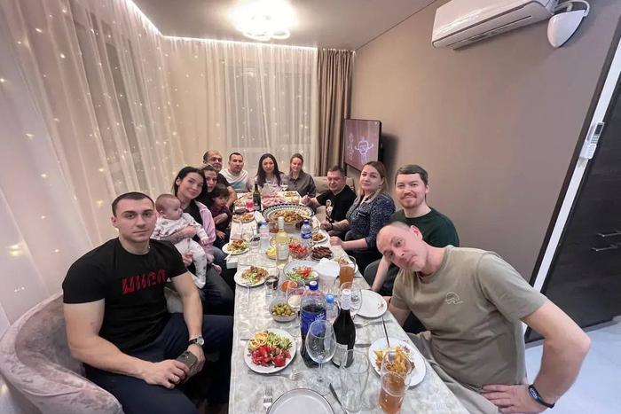 "Мы уже не соседи, мы семья": ролик с посиделками жителей дома в Одинцово набрал 3 млн просмотров