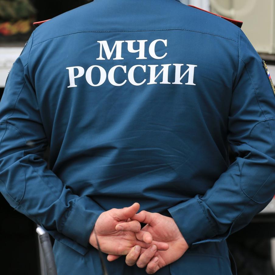 Надземный пешеходный переход рухнул на трассу в Татарстане. СМИ сообщают о пострадавших. На месте работают экстренные службы. Местных жителей, которые были ранены в ходе инцидента, доставили в медучреждения республики, врачи оказывают им всю необходимую помощь. Данные о характере их травм и состоянии уточняются