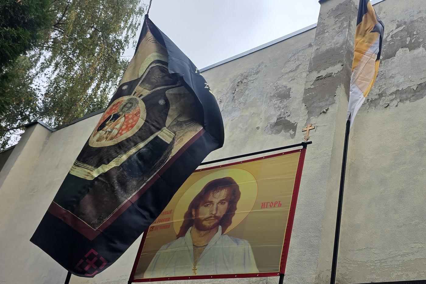 У могилы Игоря Талькова развернули хоругви.