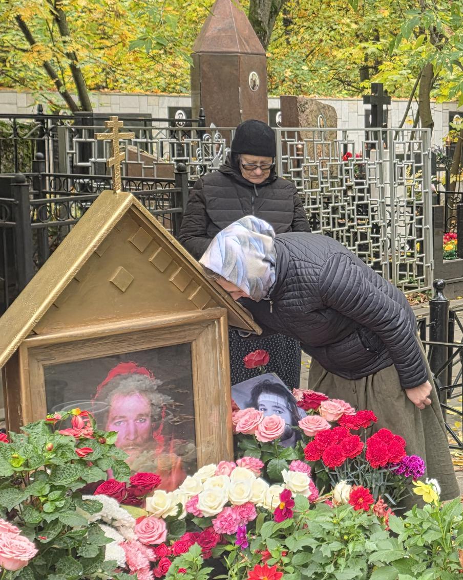Освящали пряники и ждали царя: день памяти Игоря Талькова окончился торговлей и раздачей автографов