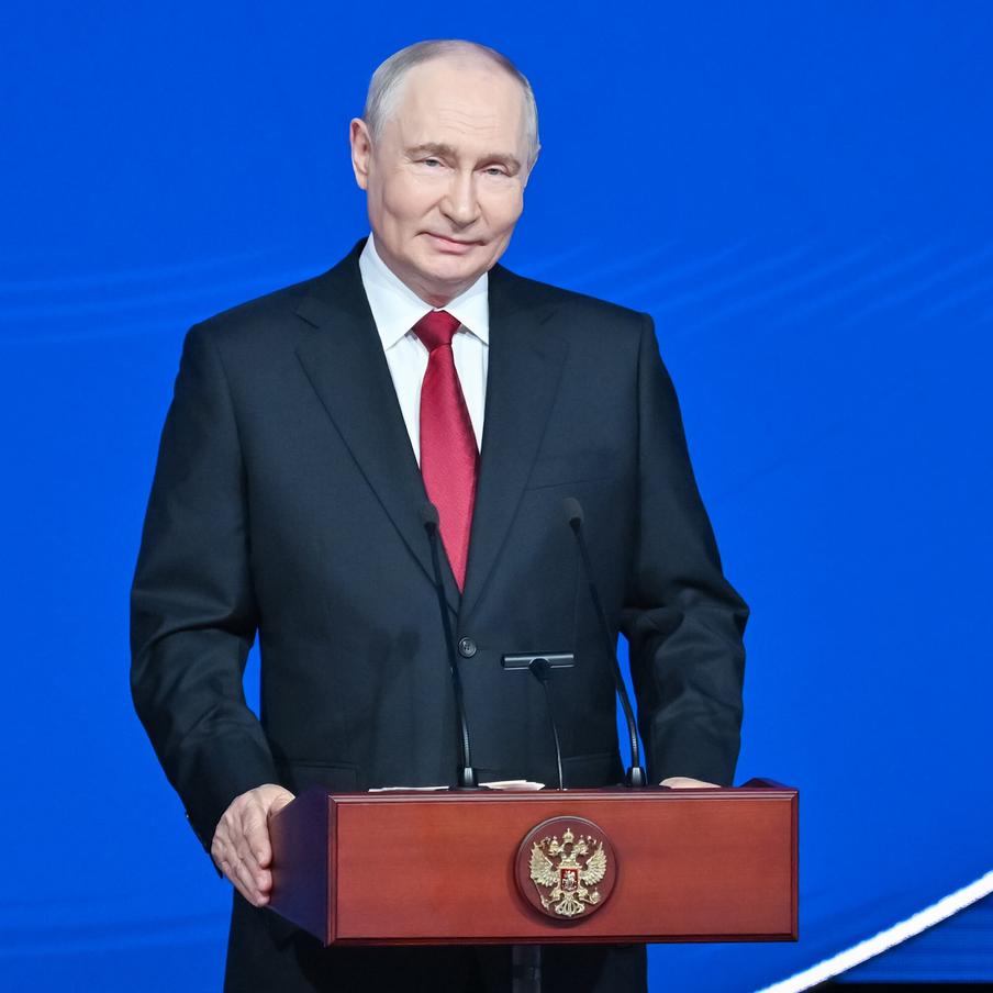 Как проведёт свой день рождения Владимир Путин. Сегодня российскому лидеру исполнилось 74 года, президент отмечает праздник. Накануне в Кремле рассказали, как глава государства проведёт этот день. Это уже давно сложившаяся традиция: отдыхать Владимиру Путину в день рождения особенно не приходится