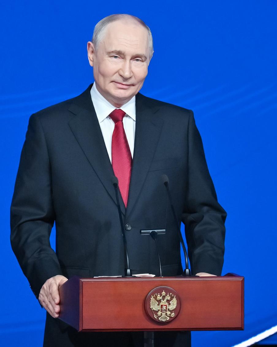 Как проведёт свой день рождения Владимир Путин. Сегодня российскому лидеру исполнилось 74 года, президент отмечает праздник. Накануне в Кремле рассказали, как глава государства проведёт этот день. Это уже давно сложившаяся традиция: отдыхать Владимиру Путину в день рождения особенно не приходится