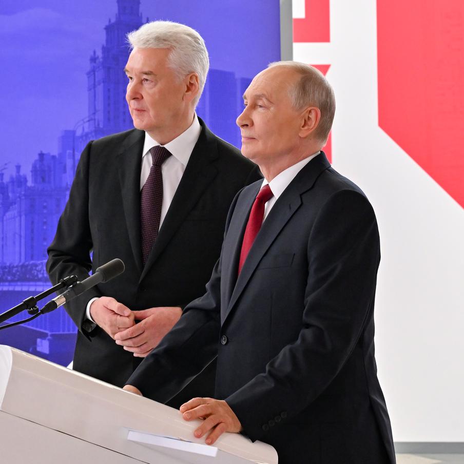 Сергей Собянин поздравил Владимира Путина с днём рождения. Сегодня российскому лидеру исполнилось 74 года. Президента поздравляют руководители регионов страны и многочисленные зарубежные политики, главы государств. Накануне в Кремле рассказали, как российский лидер проведёт праздничный день. По традиции, отдыхать Владимиру Путину в день рождения особенно не приходится
