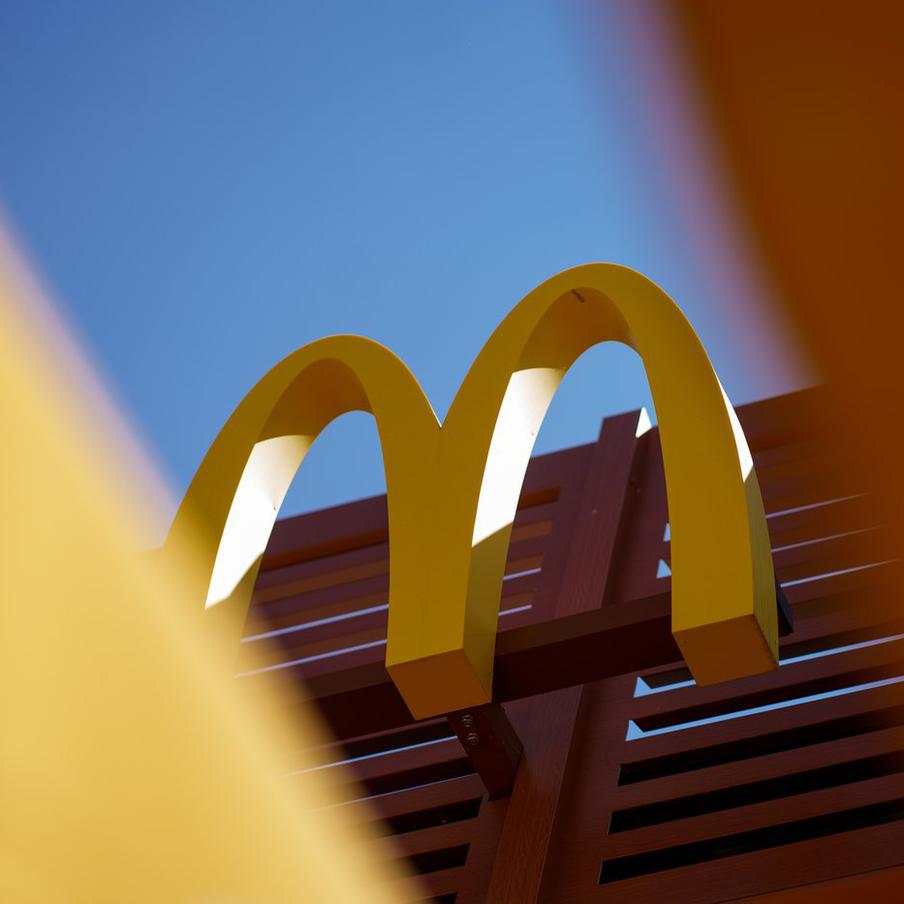 На McDonald's подали в суд из-за ИИ, который рекомендует цены. Согласно иску, предъявленному к всемирно известной корпорации в Иллинойсе, алгоритм компании нарушает антимонопольное законодательство, передавая франчайзи закрытые данные о продажах конкурентов. По мнению истца, это приводит к завышению цен в американских ресторанах сети