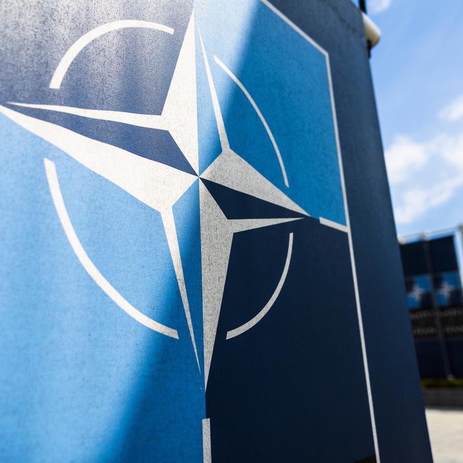 Представители военного комитета НАТО впервые за 8 лет прибыли в Киев. Столицу Украины посетили члены высшего военного органа Североатлантического альянса. Военный комитет НАТО обычно консультирует государства – члены блока по вопросу военной стратегии. Его представители выразили киевскому режиму полную поддержку