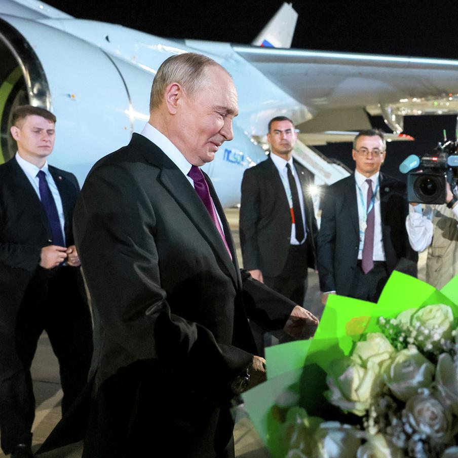 Путина угостили пловом с индейкой на приёме для лидеров СНГ в Туркмении. Президент Владимир Путин прибыл в Туркмению вечером 8 октября с двухдневным визитом. В аэропорту российского лидера встретили заместитель председателя кабмина Туркмении, глава МИД Рашид Мередов и почётный караул