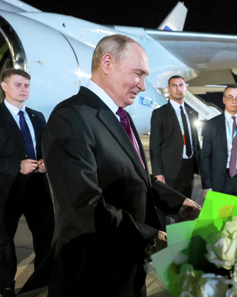 Путина угостили пловом с индейкой на приёме для лидеров СНГ в Туркмении. Президент Владимир Путин прибыл в Туркмению вечером 8 октября с двухдневным визитом. В аэропорту российского лидера встретили заместитель председателя кабмина Туркмении, глава МИД Рашид Мередов и почётный караул