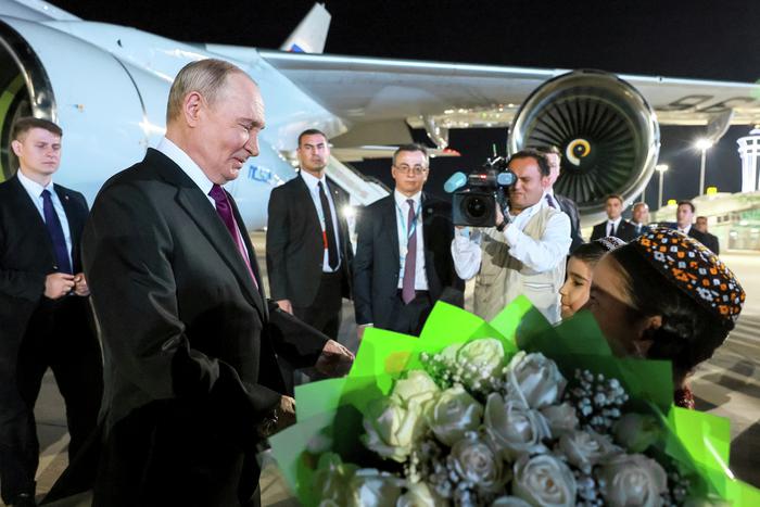 Путина угостили пловом с индейкой на приёме для лидеров СНГ в Туркмении