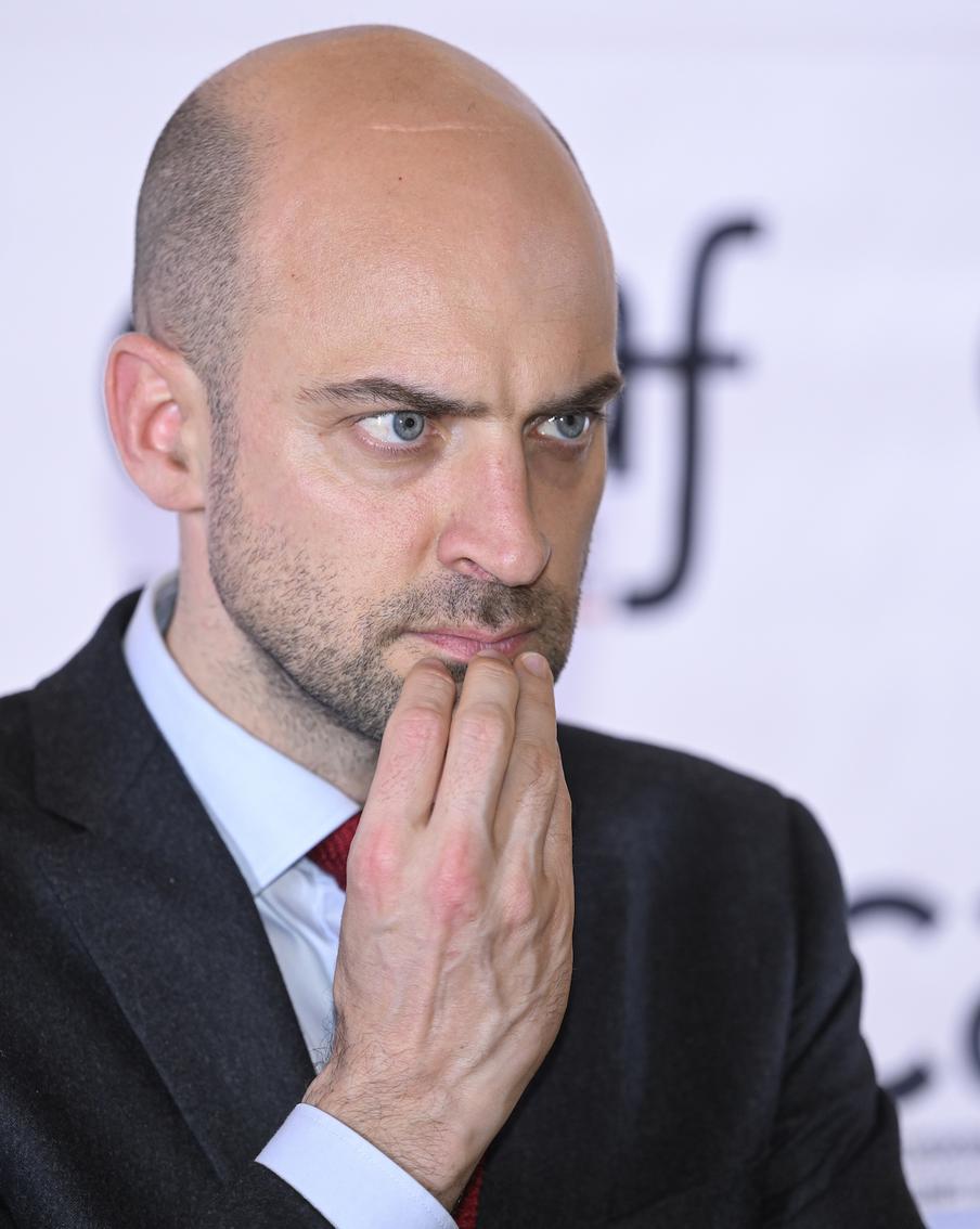 Глава МИД Франции в шутку обвинил Россию и Китай в том, что они хотят заставить его молчать. Министр иностранных дел Франции Жан-Ноэль Барро во время выступления на конференции BPI France столкнулся с отключением микрофона и в шутку обвинил в этом Россию, Китай и сторонников Трампа – движение MAGA (Make America Great Again)