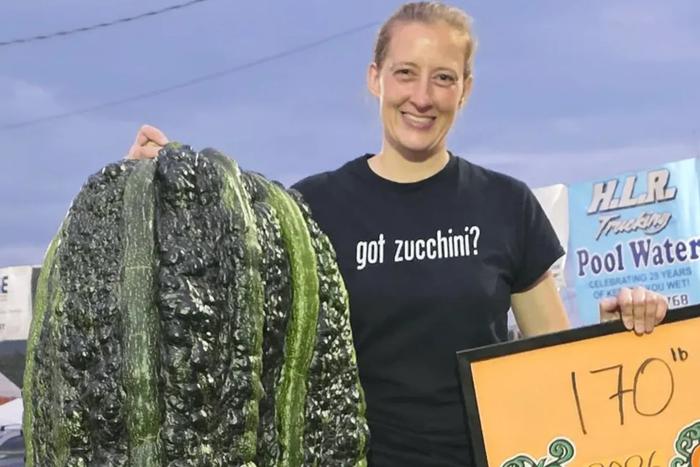 Американка вырастила кабачок весом 77 кг и установила рекорд