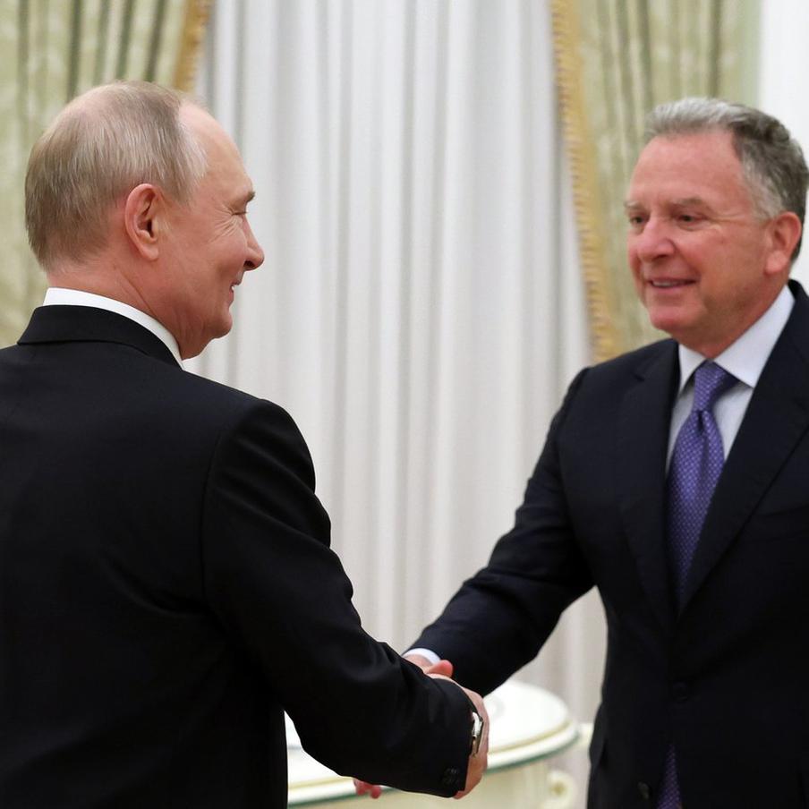 Уиткофф и Кушнер могут встретиться с Владимиром Путиным в октябре. Американские представители, участвующие в посреднических усилиях по урегулированию конфликта на Украине, могут вновь приехать в российскую столицу уже в конце месяца. По данным СМИ, спецпосланник президента США Стивен Уиткофф и зять Дональда Трампа Джаред Кушнер намерены провести переговоры с президентом России Владимиром Путиным
