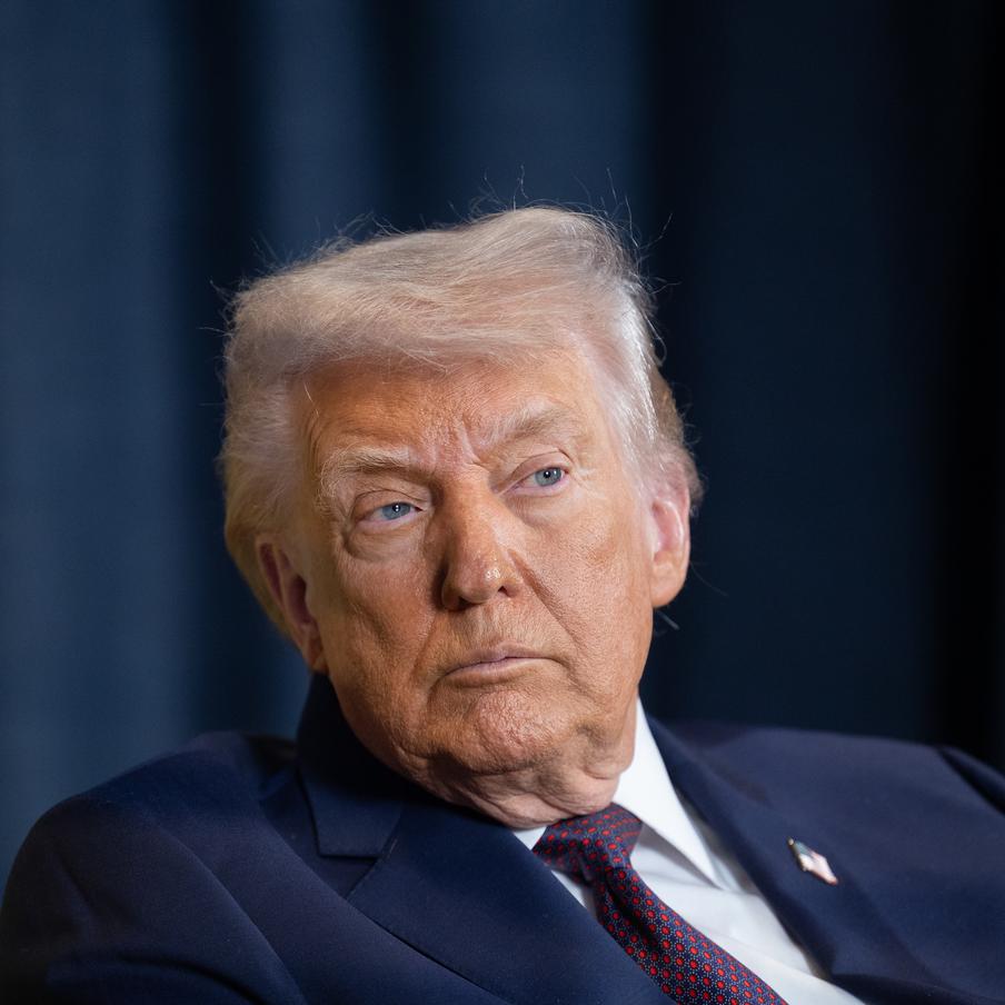 Трамп может лишить временной защиты в США около 100 тысяч украинцев. Действующий статус защиты для украинских граждан в Соединённых Штатах истекает 19 октября. Как сообщает СМИ, администрация Дональда Трампа должна решить, продлевать ли программу, отменять её или допустить автоматическое продолжение действия ещё на шесть месяцев