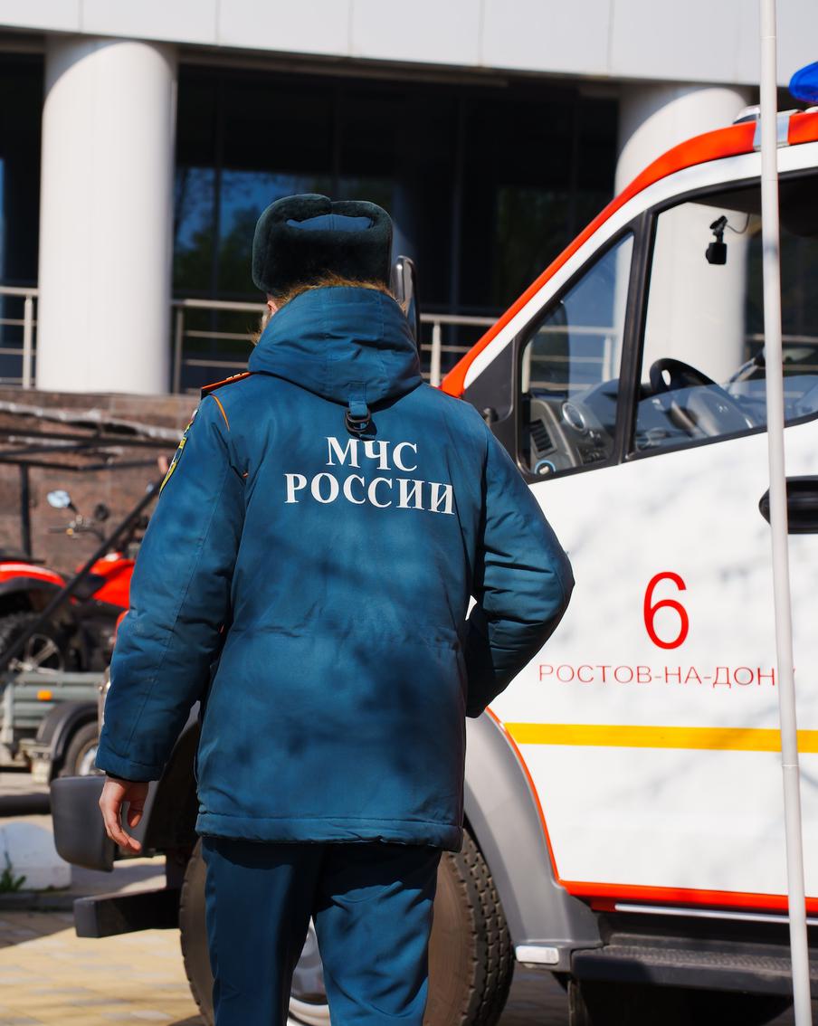 Многоквартирные дома повреждены в результате удара ВСУ в Ростовской области. Силы ПВО России продолжают свою работу в регионе. Губернатор напоминает местным жителям, что опасность сохраняется. На месте ударов неприятеля и падения обломков сбитых БПЛА работают представители экстренных служб. Медики оказывают всю необходимую помощь пострадавшим