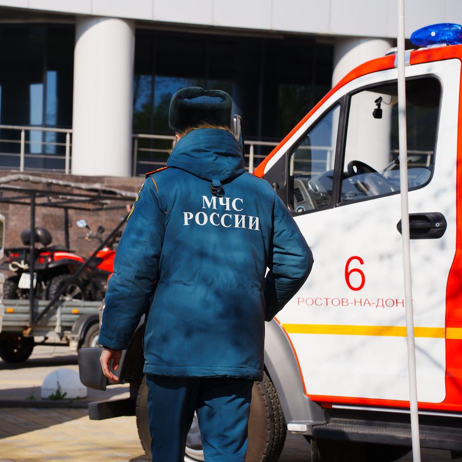 Многоквартирные дома повреждены в результате удара ВСУ в Ростовской области. Силы ПВО России продолжают свою работу в регионе. Губернатор напоминает местным жителям, что опасность сохраняется. На месте ударов неприятеля и падения обломков сбитых БПЛА работают представители экстренных служб. Медики оказывают всю необходимую помощь пострадавшим
