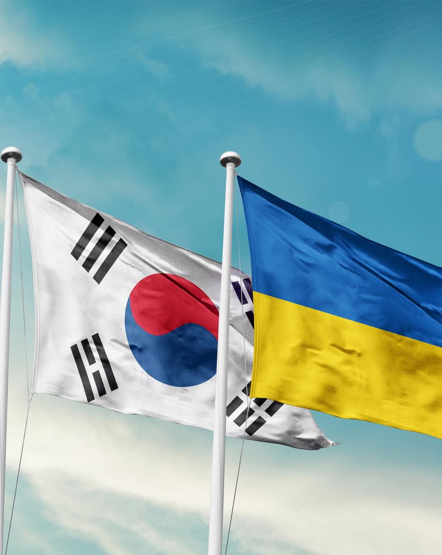 Посол Республики Корея покинул Украину в знак протеста. В последнее время между двумя государствами наметился ряд противоречий. В корейском МИД заявили, что подобные решения страна принимает не очень часто. В последний раз Южная Корея отзывала своего посла из Японии в 2008 году из-за территориального спора вокруг группы небольших островов