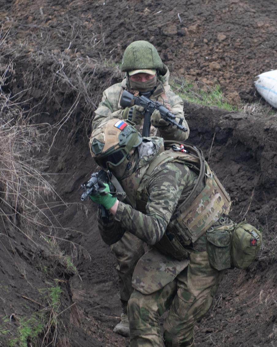 Армия России взяла под контроль новые населённые пункты в Харьковской области. Наши войска ведут активные бои с противником, постепенно выдавливая боевиков ВСУ с занимаемых ими позиций. Подразделения группировки войск "Север" в Харьковской области сжимают кольцо окружения вокруг врага. В Минобороны добавили, что армия страны расширяет внешнюю зону контроля в регионе