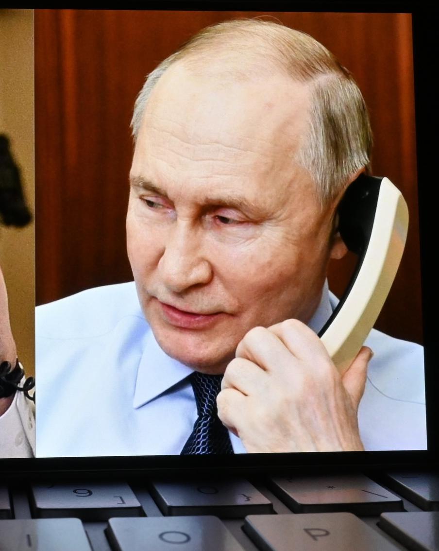Путин выступил посредником в конфликте США и Ирана. Как сообщил пресс-секретарь президента Дмитрий Песков, российский лидер передал американскому коллеге видение главы Исламской Республики о том, как можно завершить противостояние. Встретиться с Масудом Пезешкианом Владимиру Путину удалось на полях недавно прошедшего саммита СНГ