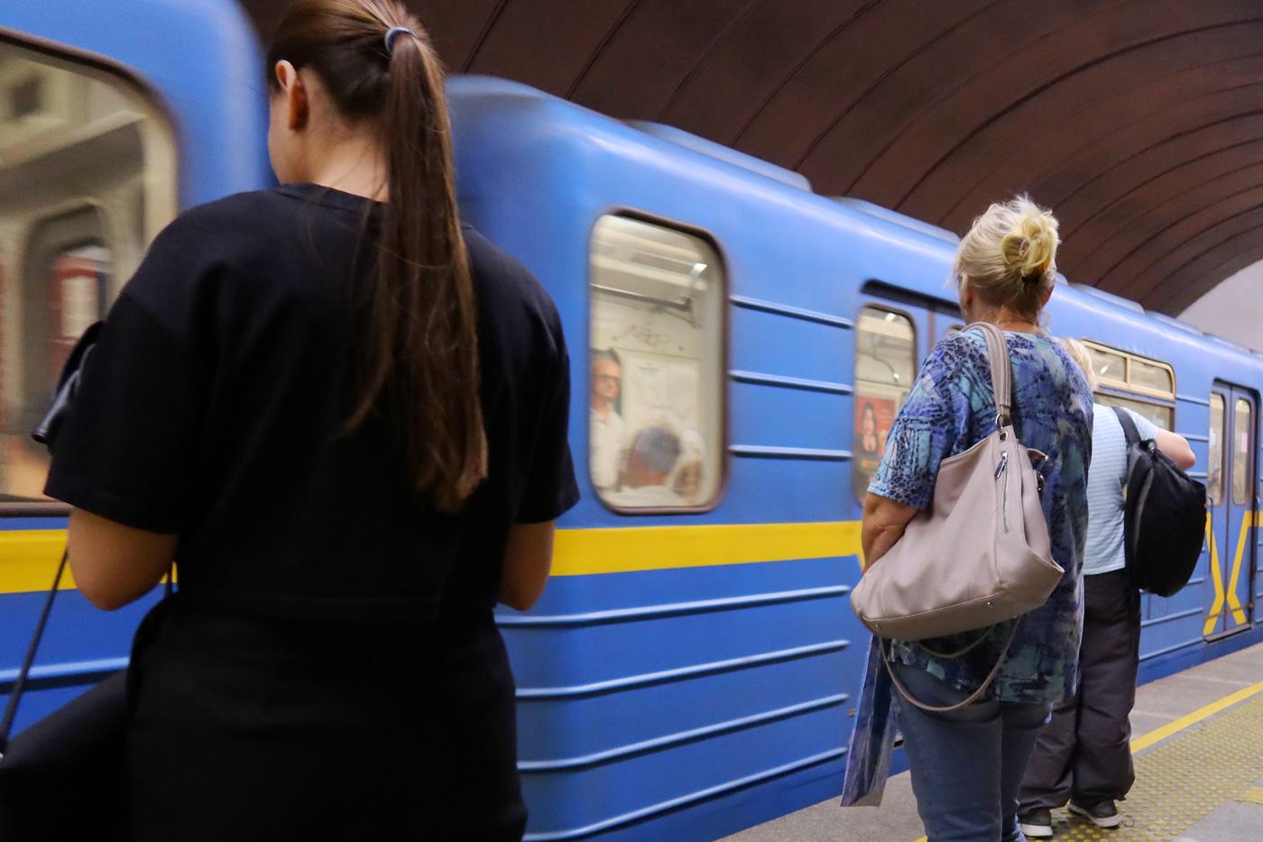 Нет напряжения в сети – остановились поезда: метрополитен Киева заявил о ЧП