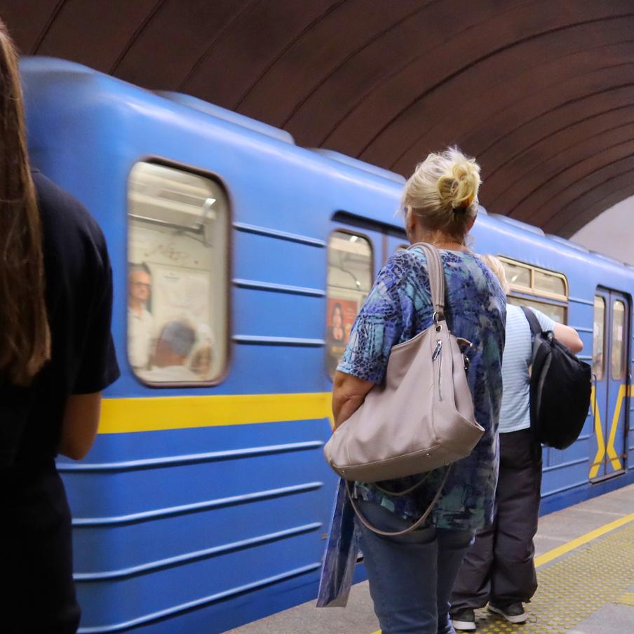 Все линии киевского метро обесточены. Метрополитен столицы Незалежной объявил о ЧП – в подземке остановились все поезда и эскалаторы. Причина – отсутствие напряжения. Подобное происходит и с надземным электротранспортом в городе. Время ликвидации последствий не называется