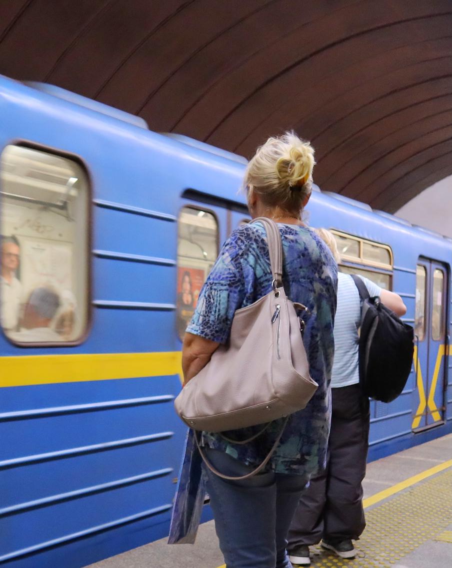 Все линии киевского метро обесточены. Метрополитен столицы Незалежной объявил о ЧП – в подземке остановились все поезда и эскалаторы. Причина – отсутствие напряжения. Подобное происходит и с надземным электротранспортом в городе. Время ликвидации последствий не называется