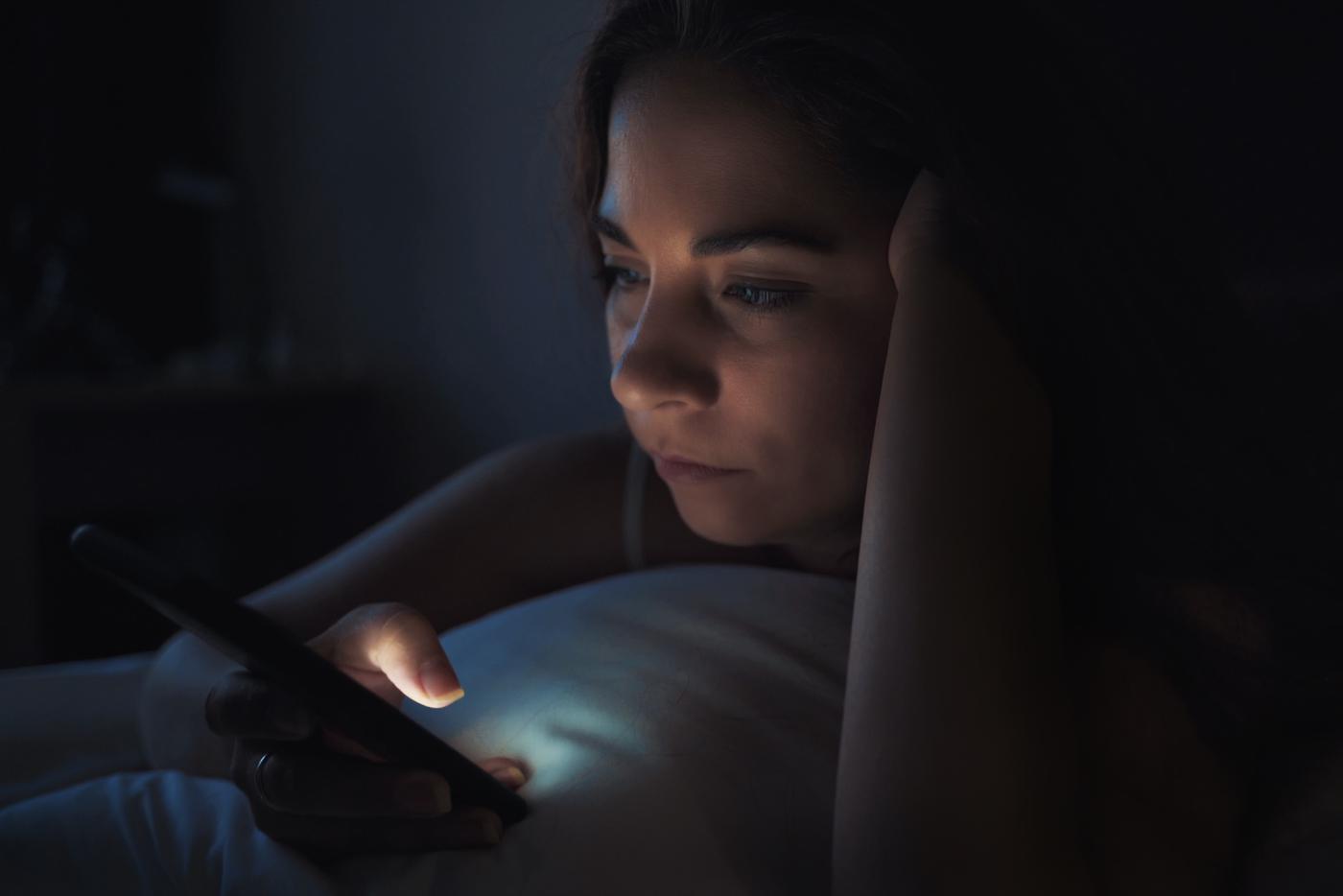 Почему мы скроллим ленту в соцсетях даже несмотря на жуткую усталость