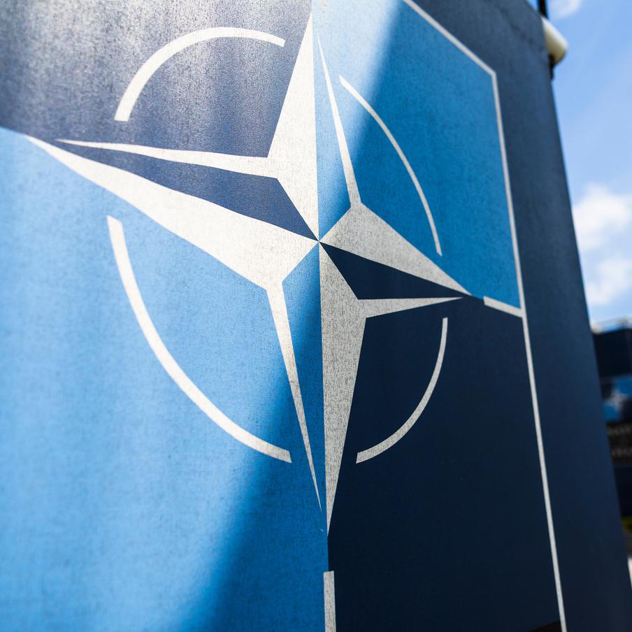 Руководство НАТО опровергло планы по блокаде Калининградской области. Несмотря на провокационные заявления властей некоторых стран – участниц Североатлантического альянса, у блока нет намерений блокировать российский регион. Более того, объединение не хочет эскалации отношений с Россией на фоне международной нестабильности