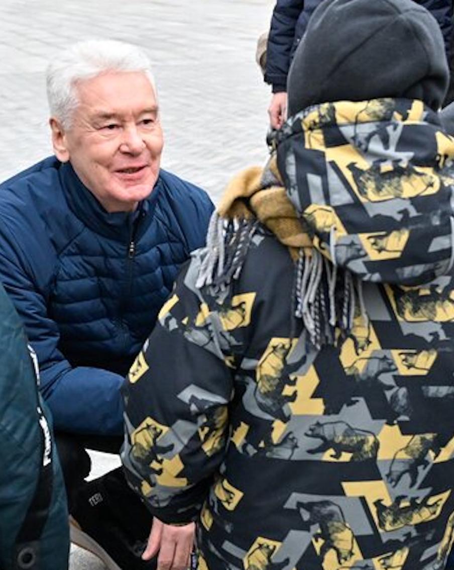 Сергей Собянин рассказал о новых детских площадках во дворах Москвы. Подобные зоны появляются по всему городу. Речь идёт не только о заново возведённых конструкциях, но и о прежних, которые были обновлены. Важно, что все площадки представлены таким образом, чтобы подарить юным москвичам не только возможность весело провести время, но и развиваться