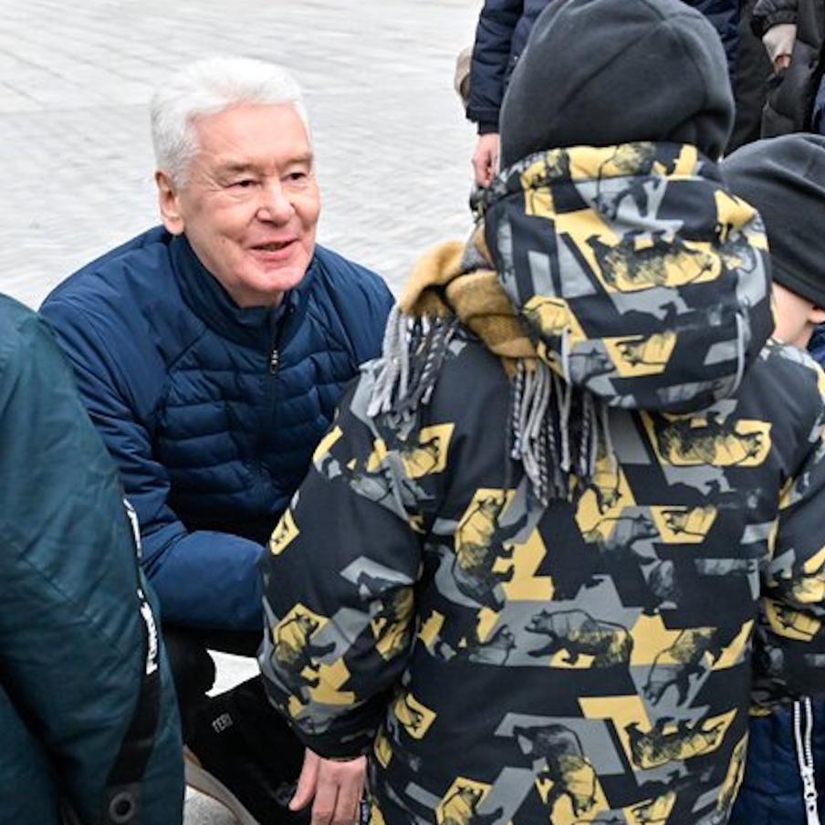 Сергей Собянин рассказал о новых детских площадках во дворах Москвы. Подобные зоны появляются по всему городу. Речь идёт не только о заново возведённых конструкциях, но и о прежних, которые были обновлены. Важно, что все площадки представлены таким образом, чтобы подарить юным москвичам не только возможность весело провести время, но и развиваться