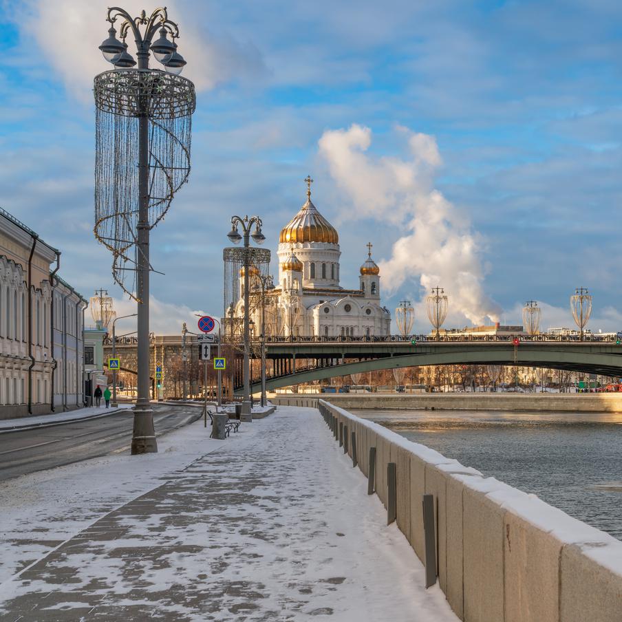 Москвичам рассказали, когда в столице пройдёт первый в этом году снегопад. По прогнозам синоптиков, впервые снег на столичных улицах жители города увидят несколько позже уже привычной середины октября. Кроме того, устойчивый снежный покров в Москве также будет полностью сформирован со значительной задержкой по сравнению с устоявшейся климатической нормой