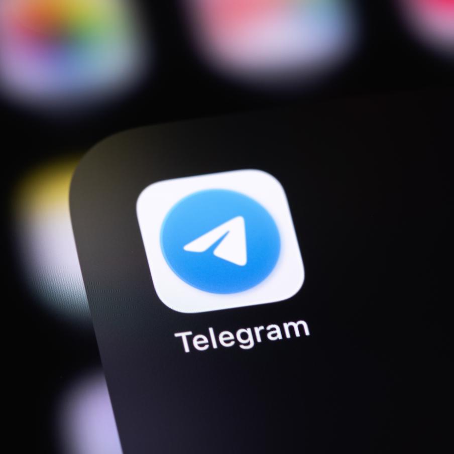 Скачал книгу – потерял аккаунт в Telegram. Российские пользователи мессенджера становятся жертвами нового вида мошенничества. Злоумышленники маскируют вредоносные программы под электронные книги. Страдают россияне, которые охотно вступают в беседы о литературе. Аферисты маскируются под соседей пострадавших в домовых чатах, которые создаются в Telegram