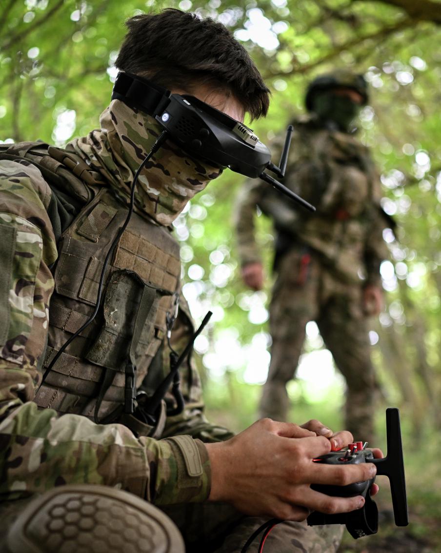 Минобороны России запустило сервис для обучения военных нейросетей. Ведомство представило цифровую платформу, призванную ускорить развитие технологий искусственного интеллекта в военной сфере. Сервис, в частности, даёт разработчикам беспилотников доступ к уникальным данным о реальном применении дронов в зоне боевых действий — эта информация и служит материалом для обучения нейросетей