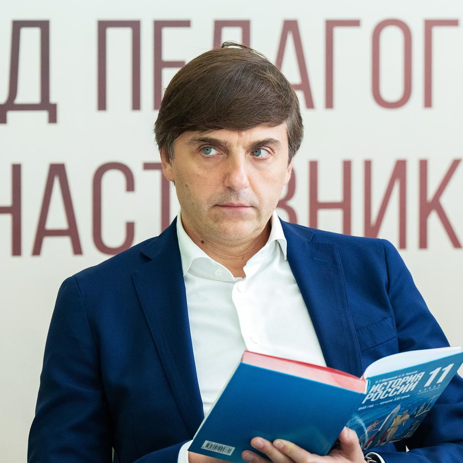 Кравцов анонсировал появление новых профильных классов у школьников. Руководство российских школ получит возможность образовывать в учебных учреждениях дополнительные классы и группы для занятий. Отмечается, что все они будут создаваться в соответствии с Федеральным государственным образовательным стандартом, а также с интересами учащихся