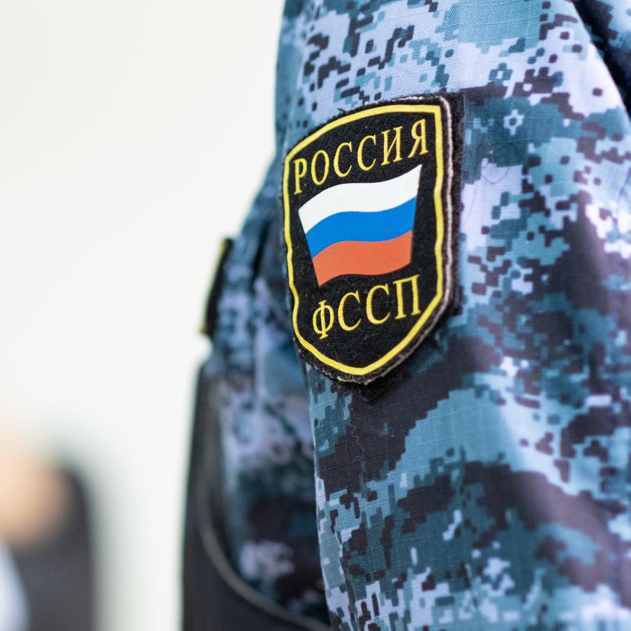 Миллионы запросов от ФССП парализуют работу российских банков. Финансовые организации оказались не готовы к лавине обращений от Федеральной службы судебных приставов. Объём запросов взлетел до критических значений — в отдельные дни он превысил десять миллионов. При этом обработать их необходимо в срок — в противном случае банки ждут штрафы